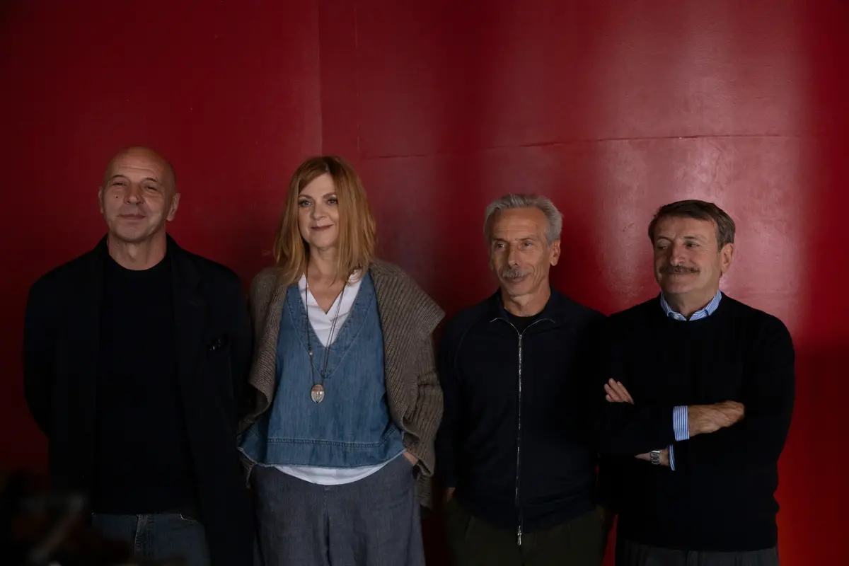 Aldo Baglio, Marina Massironi, Giovanni Storti, Giacomo Poretti in Attitudini: nessuna