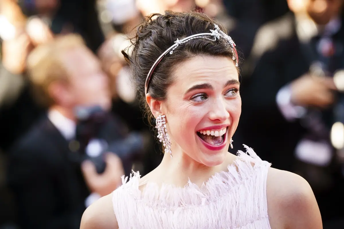 Margaret Qualley , Karen Di Paola
