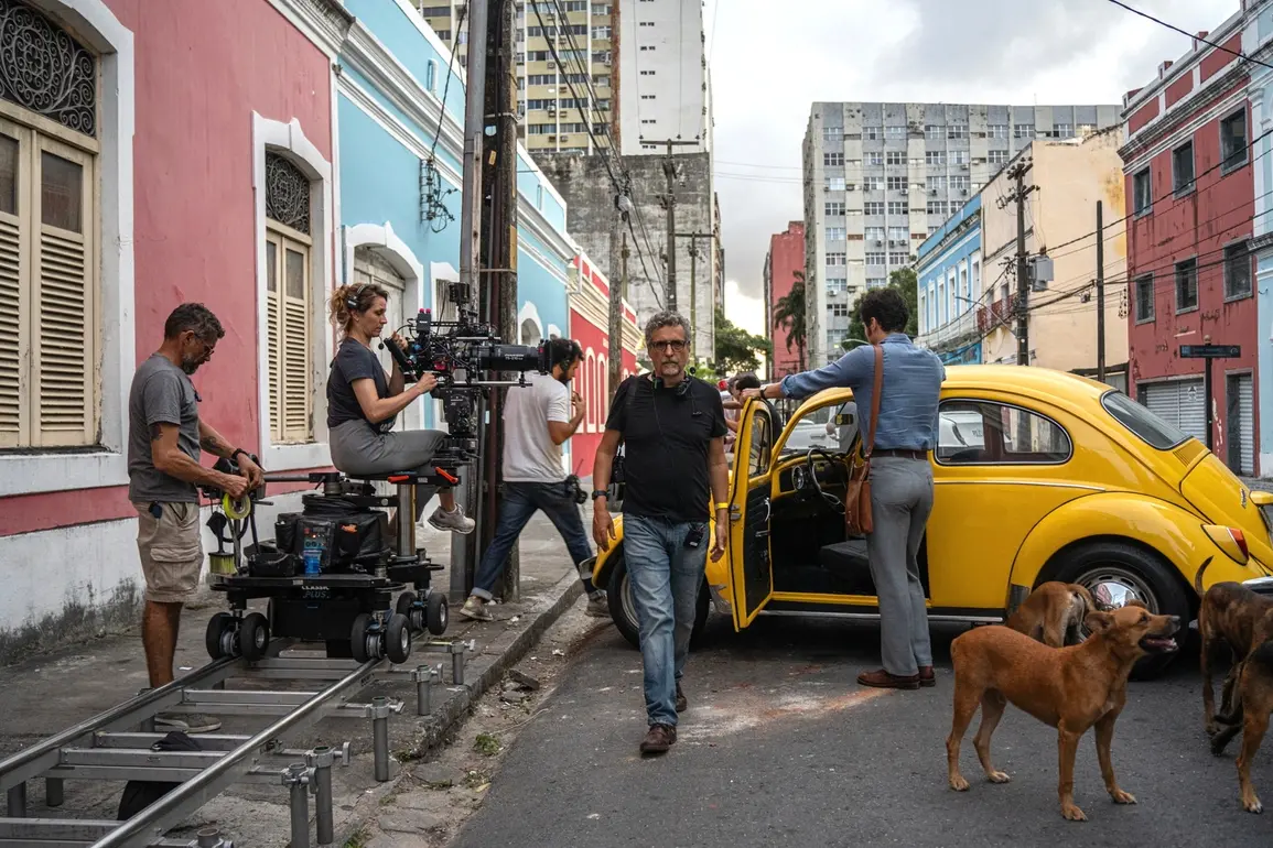 Il regista Kleber Mendon\\u00E7a Filho sul set di L\\'agente segreto - credit Victor Juca