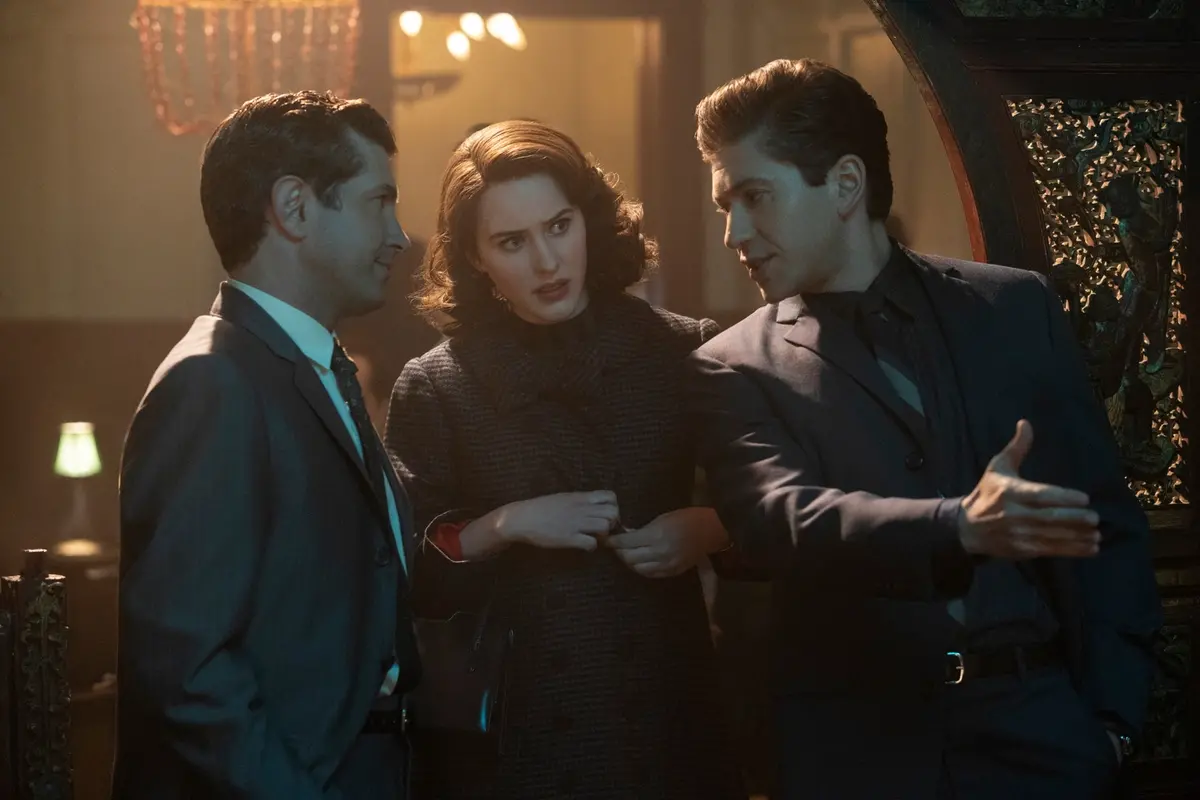 Joel Johnstone, Rachel Brosnahan, Michael Zegen in La fantastica signora Maisel (credits: Philippe Antonello/Prime Video)