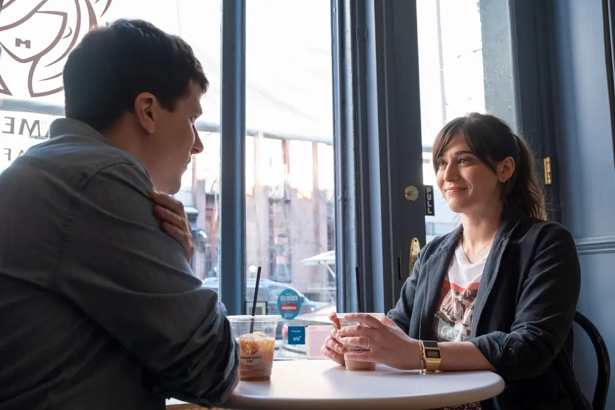 Jesse Eisenberg e Lizzy Caplan in Fleishman a pezzi (credits: Linda Kallerus/FX)