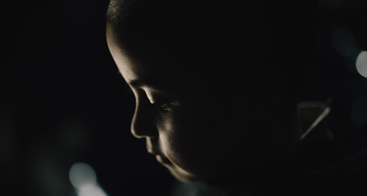 The Creator, esseri umani e AI in guerra: il futuro prossimo immaginato da Gareth Edwards è già qui, ma il film è derivativo 