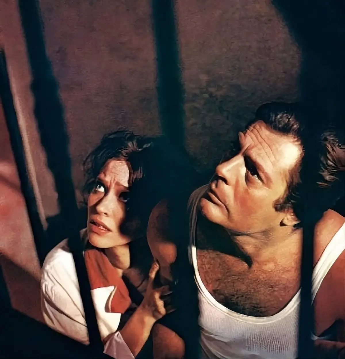 Anna Karina e Marcello Mastroianni in Lo straniero