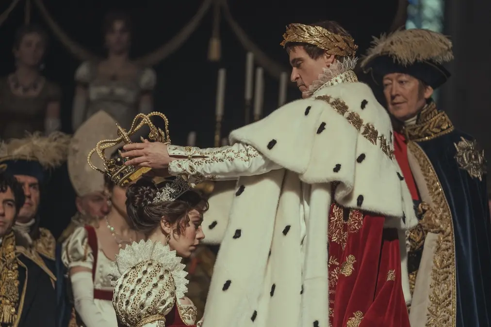 Joaquin Phoenix e Vanessa Kirby in Napoleon. Foto di Aidan Monaghan
