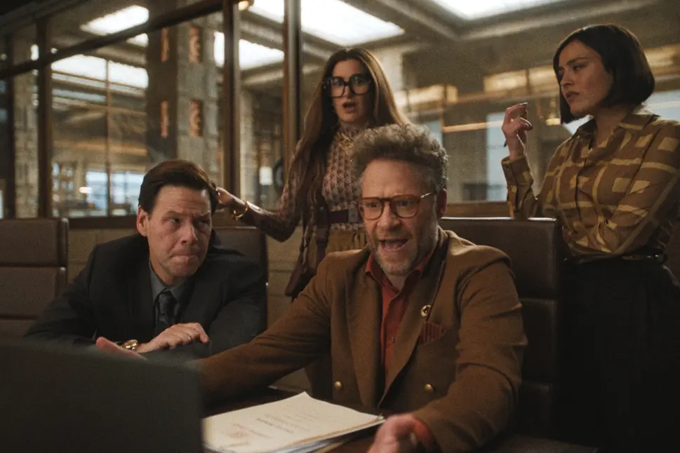 Ike Barinholtz, Kathryn Hahn, Chase Sui Wonders e Seth Rogen in The Studio - Courtesy of Apple