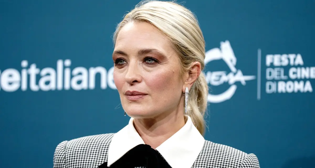 Carolina Crescentini è Mrs Playmen: “La società tollera troppo”