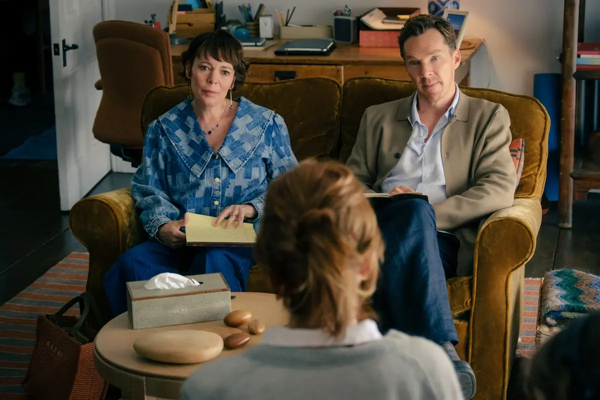 Olivia Colman and Benedict Cumberbatch in THE ROSES. Photo by Jaap Buitendijk, Courtesy of Searchlight Pictures. \\u00A9 2025 Searchlight Pictures All Rights Reserved. , Jaap Buitendijk