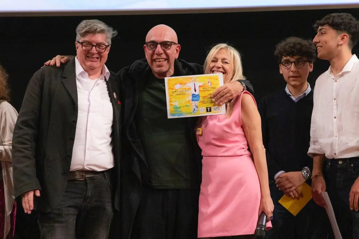 Luca Valdiserri e Paola Di Caro con Paolo Virzì alla premiazione della prima edizione