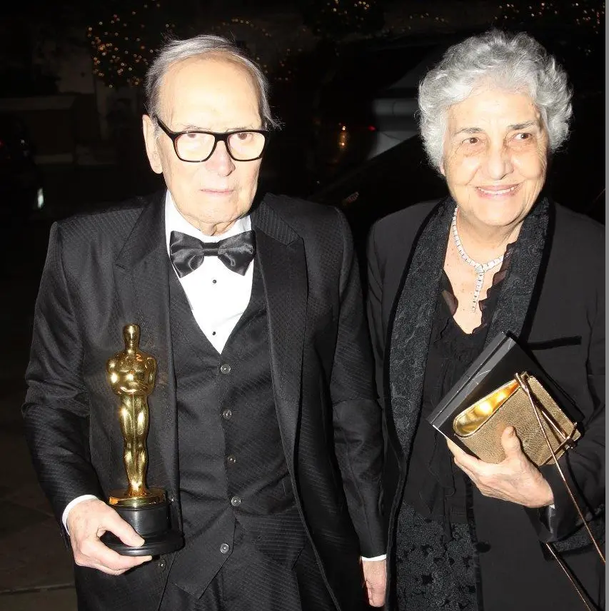 Ennio Morricone Oscar come migliore compositore per The Hateful Eight con la moglie Maria
