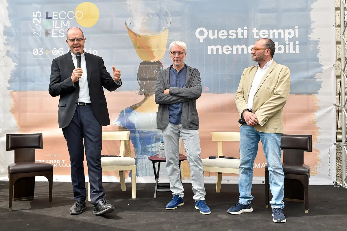 Il vicedirettore del Sole 24 Ore Daniele Bellasio con Marco Campanari, presidente di Confindustria Lecco e Sondrio, e mons. Davide Milani, presidente della Fondazione Ente dello Spettacolo. Foto Stefano Micozzi