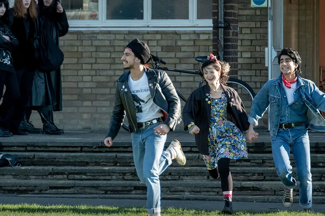 Viveik Kalra, Nell Williams e Aaron Phagura in <i>Blinded by the Light</i> di Gurinder Chadha. Courtesy of Sundance Institute 