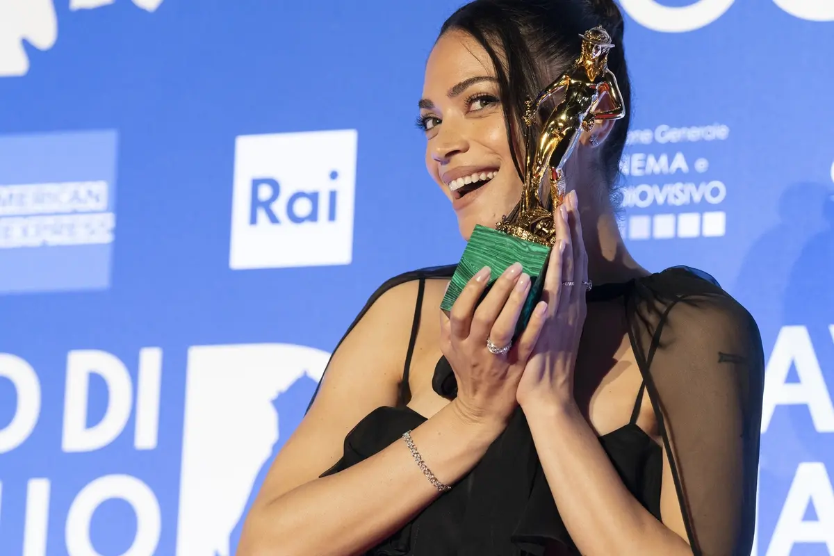 Elodie con il David di Donatello per la miglior canzone originale (foto di Karen Di Paola)