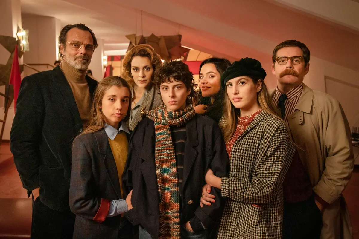 Alessandro Preziosi, Azzurra Mennella, Susy Del Giudice, Giordana Marengo, Pina Turco, Rossella Gamba, Biagio Forestieri in La vita bugiarda degli adulti (credits: Netflix)