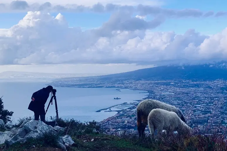 Gianfranco Rosi mentre riprende il Vesuvio