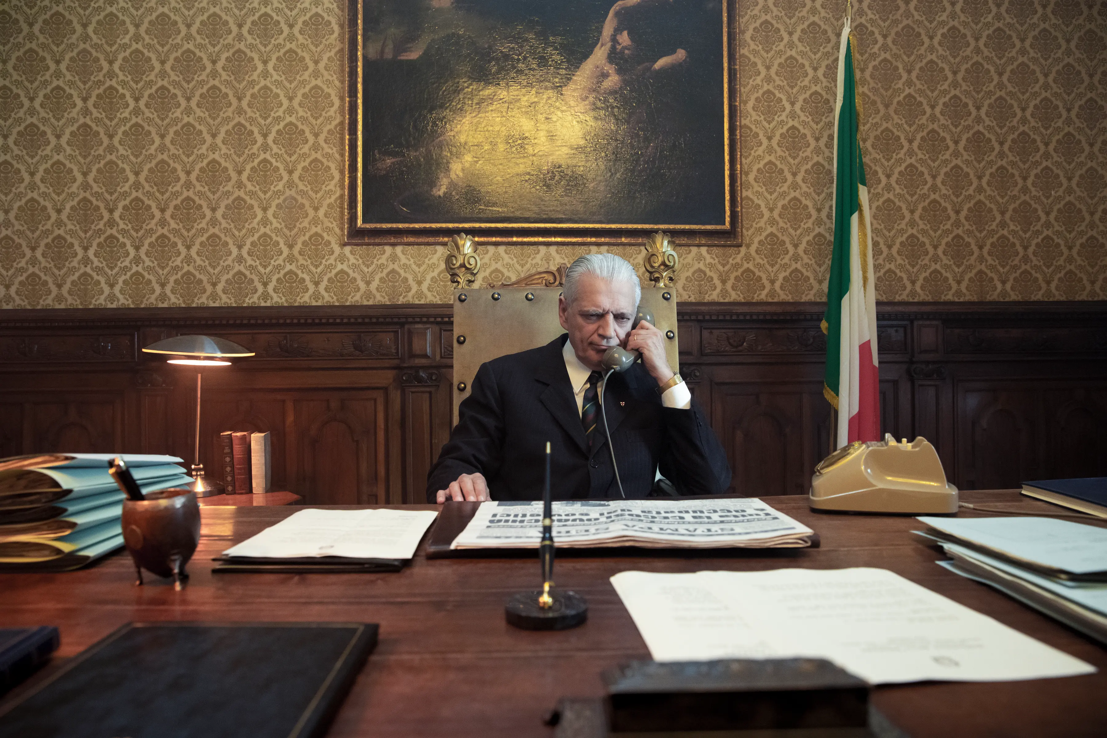 L'ISOLA DELLE ROSA (ROSE ISLAND) (L to R) FABRIZIO BENTIVOGLIO as FRANCO RESTIVO in L'ISOLA DELLE ROSA (ROSE ISLAND). Cr. SIMONE FLORENA/NETFLIX © 2020