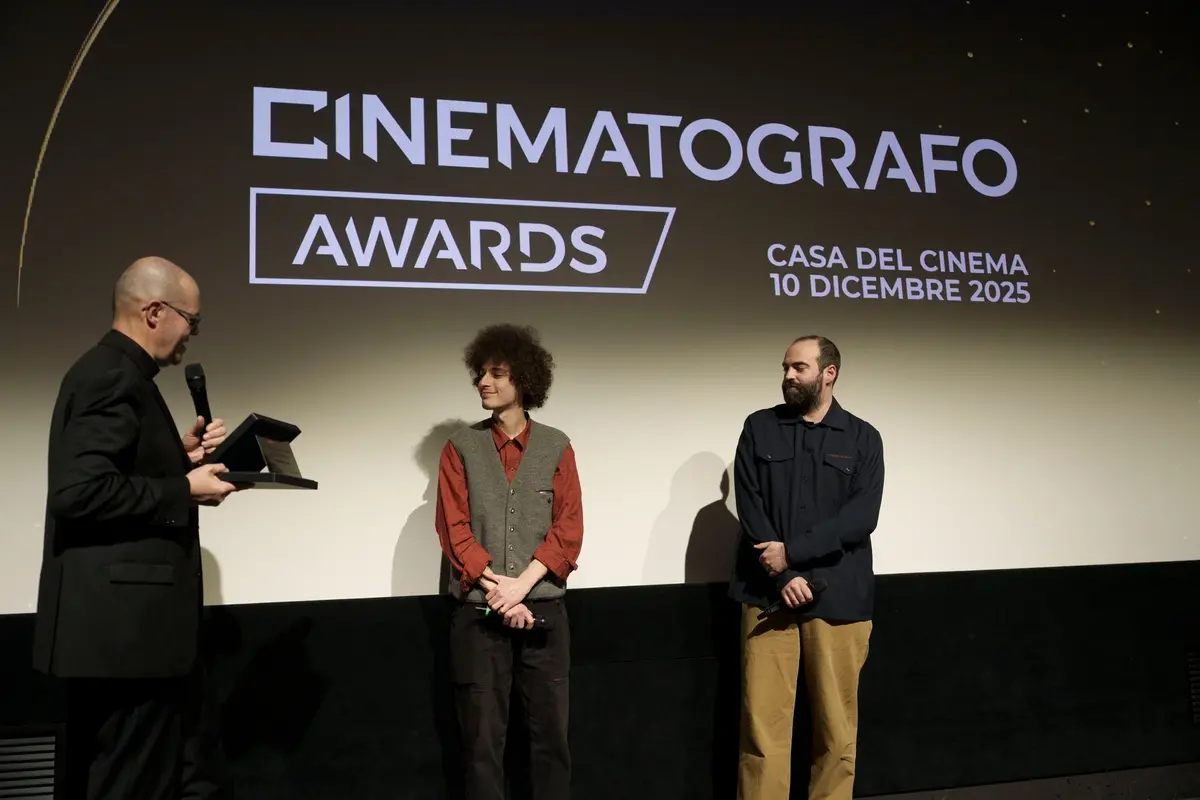 Davide Milani premia il regista Francesco Sossai e Filippo Scotti, Premio Navicella Cinema Italiano per Le città di pianura di Francesco Sossai