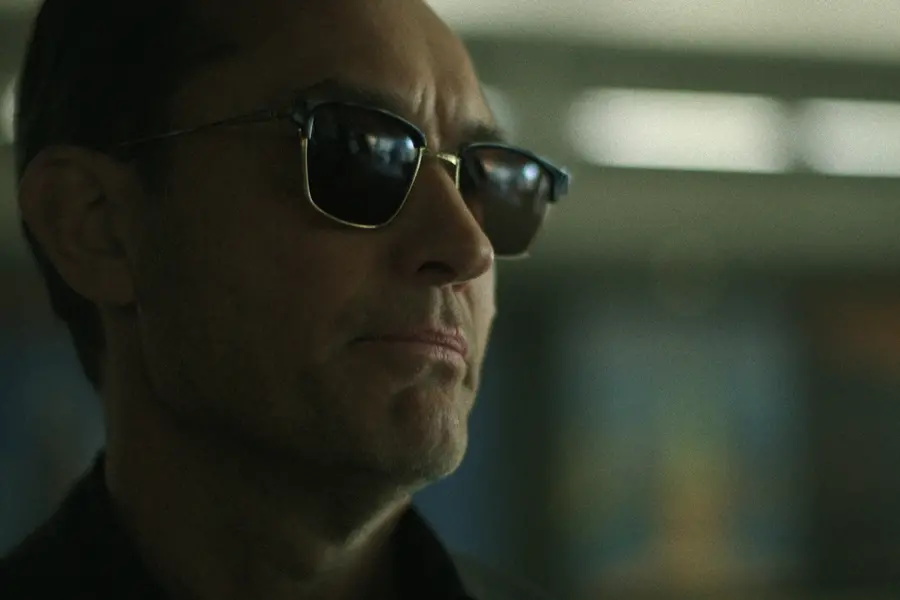 Black Rabbit. Jude Law as Jake in episode 101 of Black Rabbit. Cr. Courtesy of Netflix \\u00A9 2025 , COURTESY OF NETFLIX