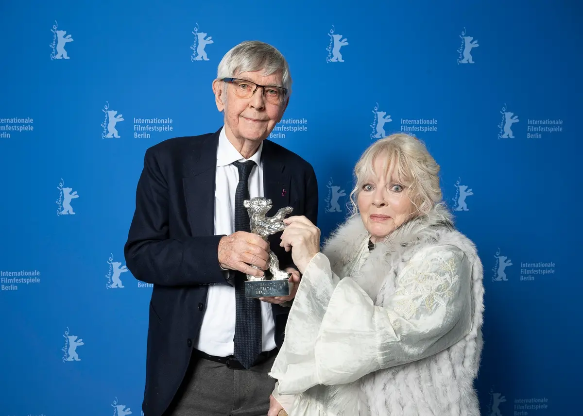 Tom Courtenay e Anna Calder-Marshall con l'Orso d'Argento per Queen at Sea