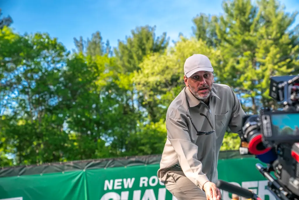 Luca Guadagnino sul set di Challengers. Credit: Niko Tavernise / Metro Goldwyn Mayer Pictures © 2023 Metro-Goldwyn-Mayer Pictures Inc. All Rights Reserved.