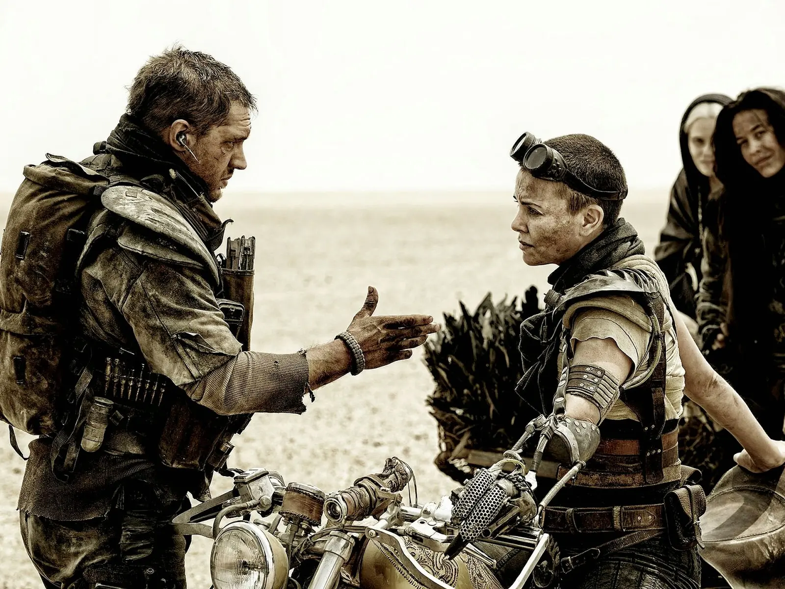 Tom Hardy e Charlize Theron in una scena del film