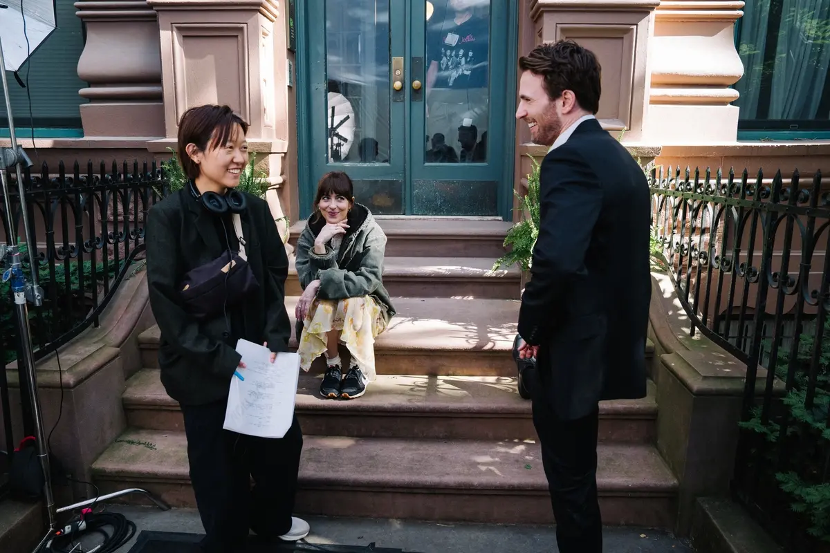 Celine Song, Dakota Johnson e Chris Evans sul set di Material Love
