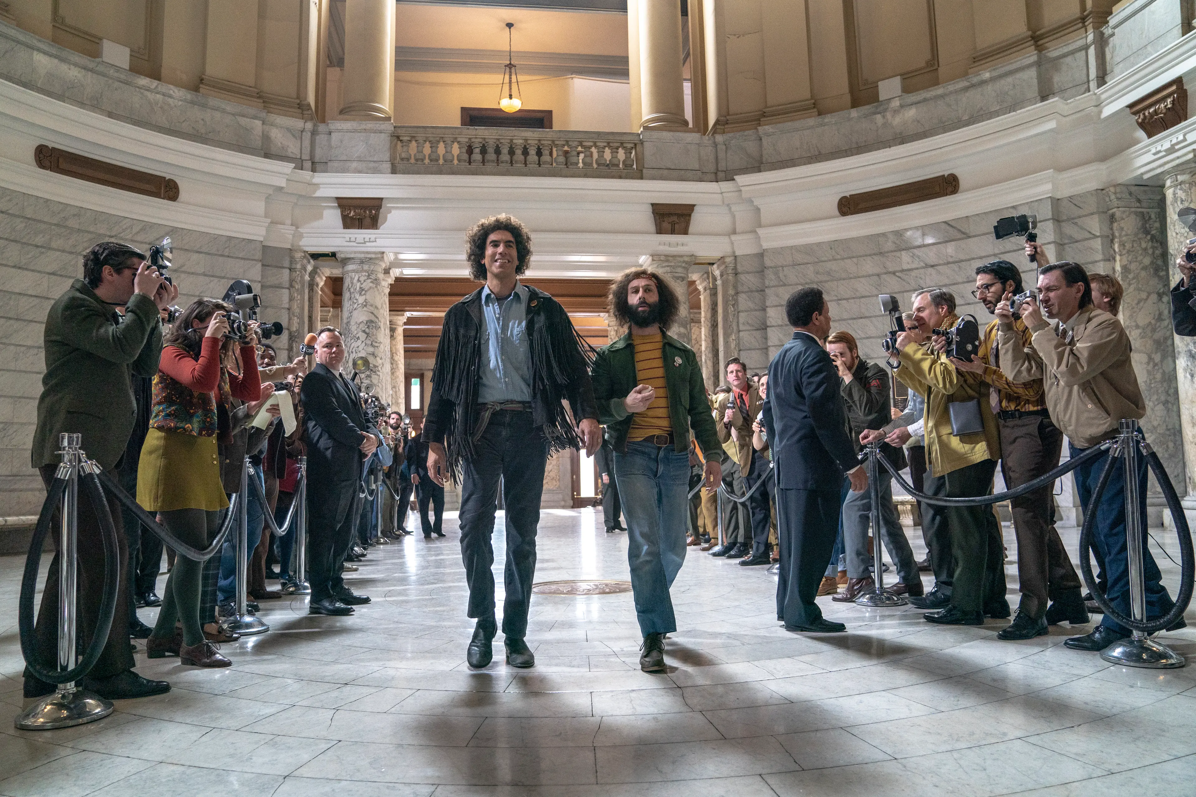 THE TRIAL OF THE CHICAGO 7 (L to R) SACHA BARON COHEN as Abbie Hoffman,  JEREMY STRONG as Jerry Rubin in THE TRIAL OF THE CHICAGO 7. Cr. NIKO TAVERNISE/NETFLIX \\u00A9 2020