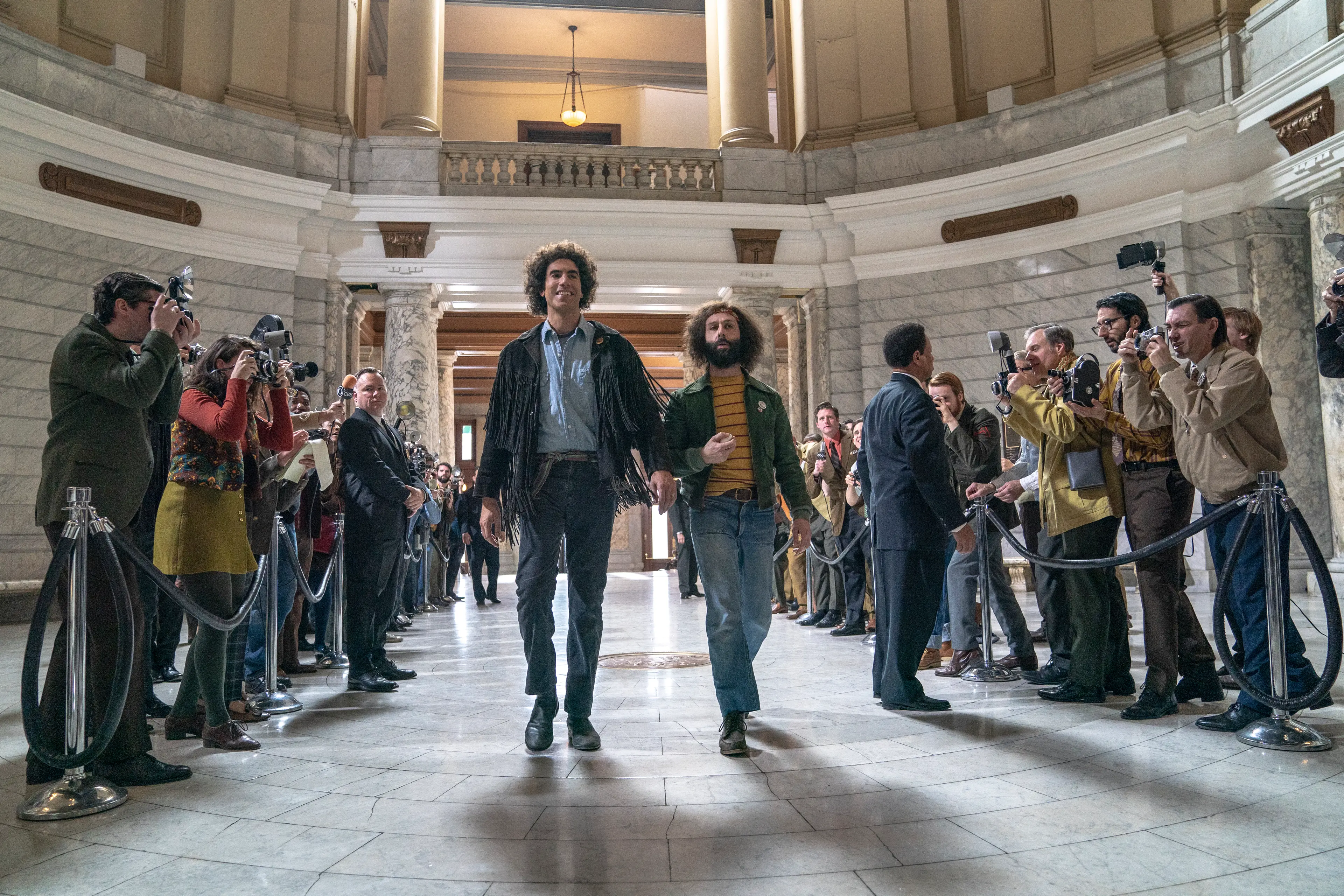 THE TRIAL OF THE CHICAGO 7 (L to R) SACHA BARON COHEN as Abbie Hoffman,  JEREMY STRONG as Jerry Rubin in THE TRIAL OF THE CHICAGO 7. Cr. NIKO TAVERNISE/NETFLIX © 2020