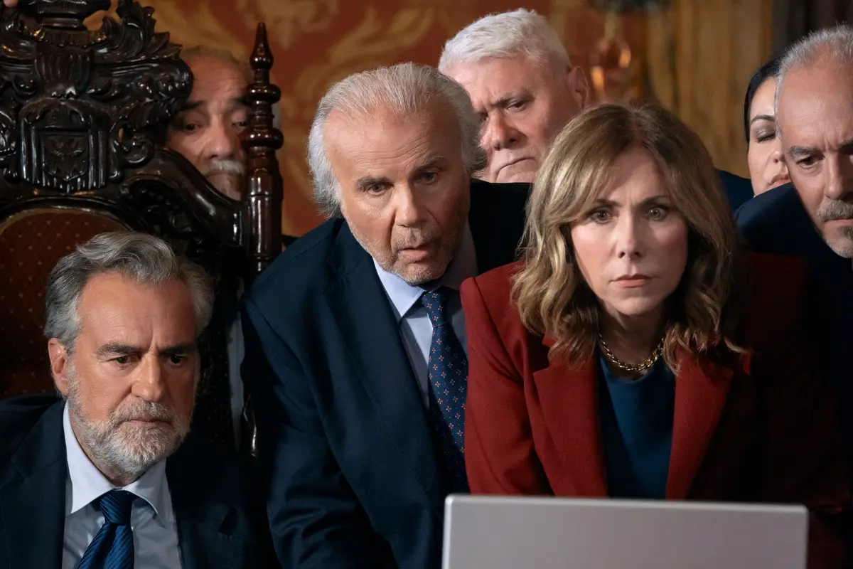 Sicilia Express. (L to R) Max Tortora as Presidente del Consiglio, Jerry Cala as Ministro Degli Interni, Cinzia Scaglione as Ministra in episode 105 of Sicilia Express. Cr. Oriana Palermo/Netflix © 2025
