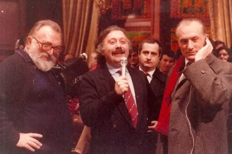 Sergio Leone, Gianni Min\\u00E0, Robert De Niro durante una puntata di Blitz sul set di C\\'era una volta in America (credits: Capture Tv)