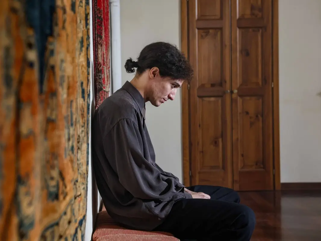 Forse Franco Battiato avrebbe meritato un biopic meno canonico, ma Dario Aita è clamoroso