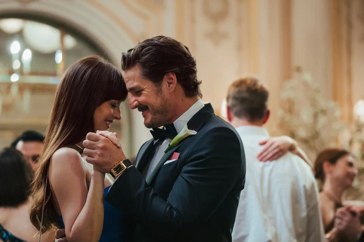 Dakota Johnson e Pedro Pascal in Material Love