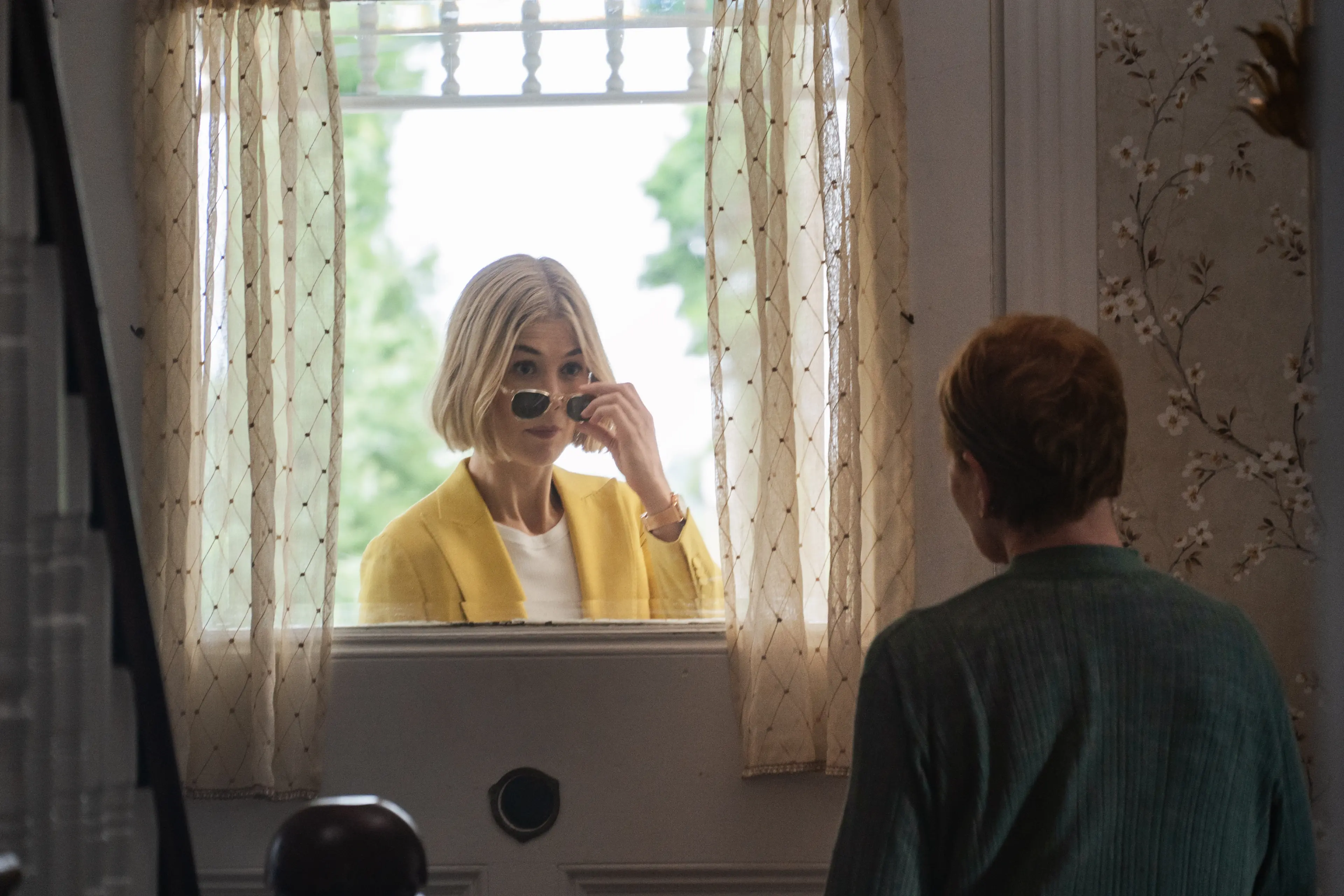 I Care A Lot: (L to R) Rosamund Pike as \\u201CMartha\\u201D and Dianne Wiest as \\u201CJennifer\\u201D. Photo Cr. Seacia Pavao 