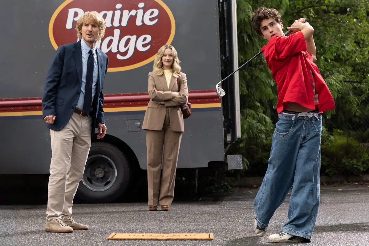Owen Wilson, Judy Greer e Peter Dager in Stick , Apple TV+