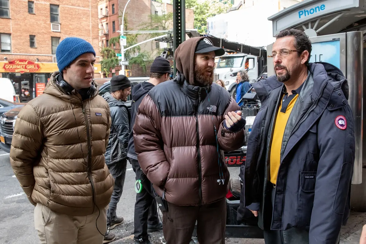 Benny Safdie, Josh Safdie e Adam Sandler sul set di Diamanti grezzi , Julia Cervantes