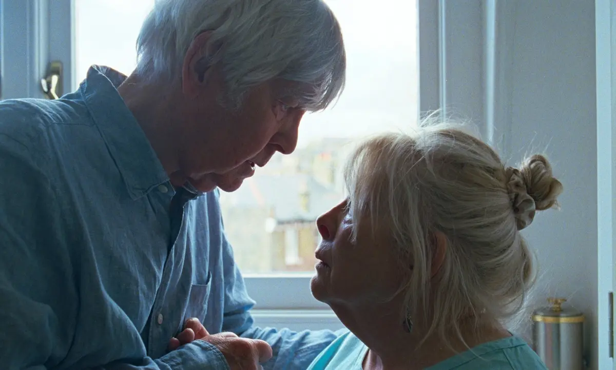 Tom Courtenay e Anna Calder-Marshall in Queen at Sea