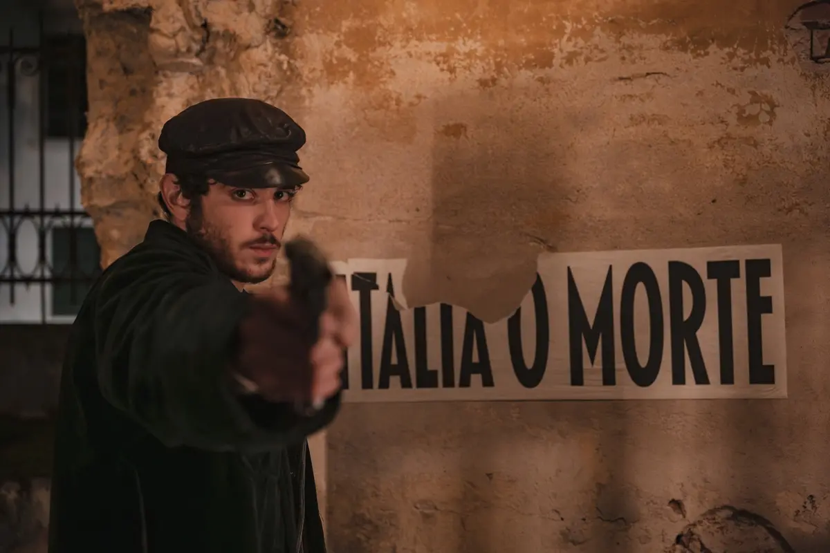 Nicolas Maupas in Alla Festa della Rivoluzione , Mattia Comuzzi