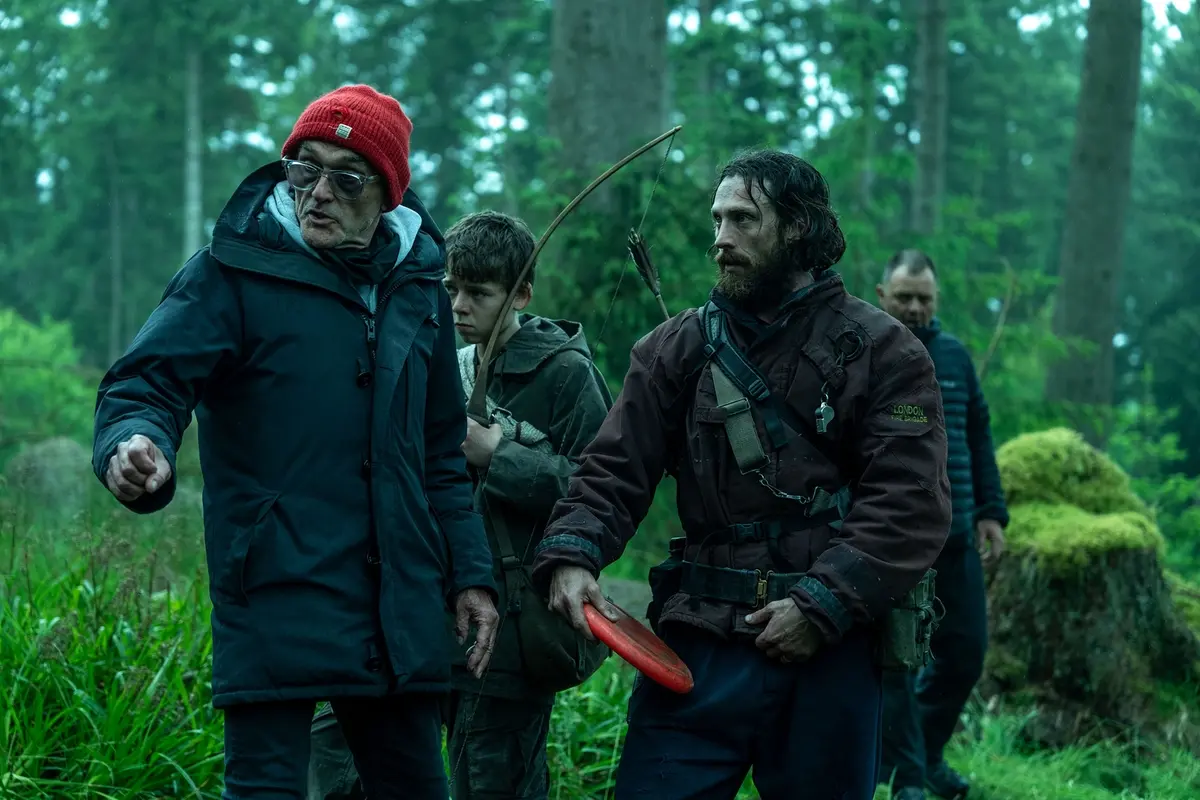 Danny Boyle sul set di 28 anni dopo © 2024 CTMG, Inc. All Rights Reserved. **ALL IMAGES ARE PROPERTY OF SONY PICTURES ENTERTAINMENT INC. FOR PROMOTIONAL USE ONLY. SALE, DUPLICATION OR TRANSFER OF THIS MATERIAL IS STRICTLY PROHIBITED.**