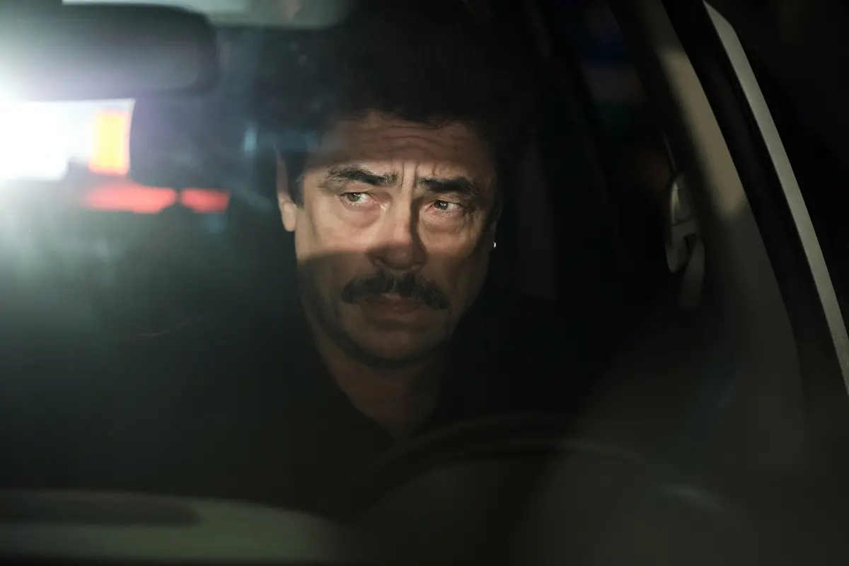 Benicio del Toro in Reptile. Cr. Kyle Kaplan/Netflix © 2023