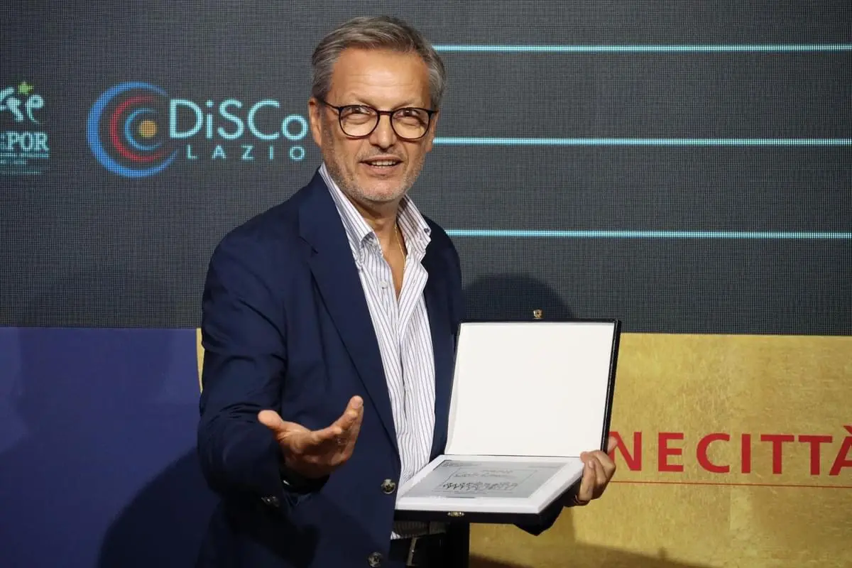 Il direttore del Cinema delle Provincie Tonino Errico con il Premio Carlo Lizzani