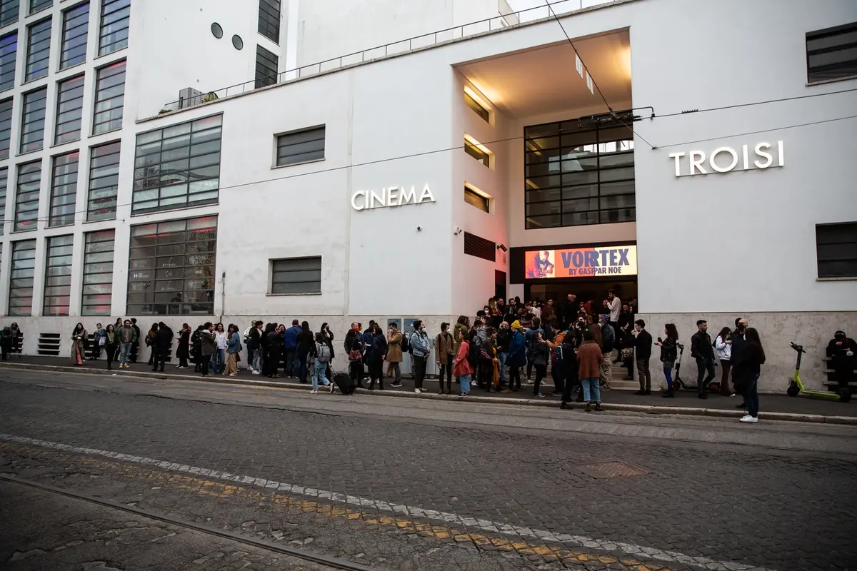 Fila davanti al Cinema Troisi @Casellato