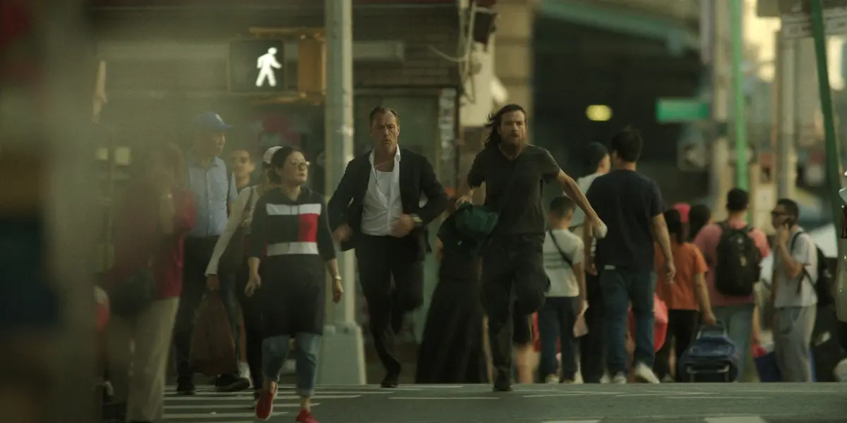 Black Rabbit. (L to R) Jude Law as Jake, Jason Bateman as Vince in episode 108 of Black Rabbit. Cr. Courtesy of Netflix © 2025