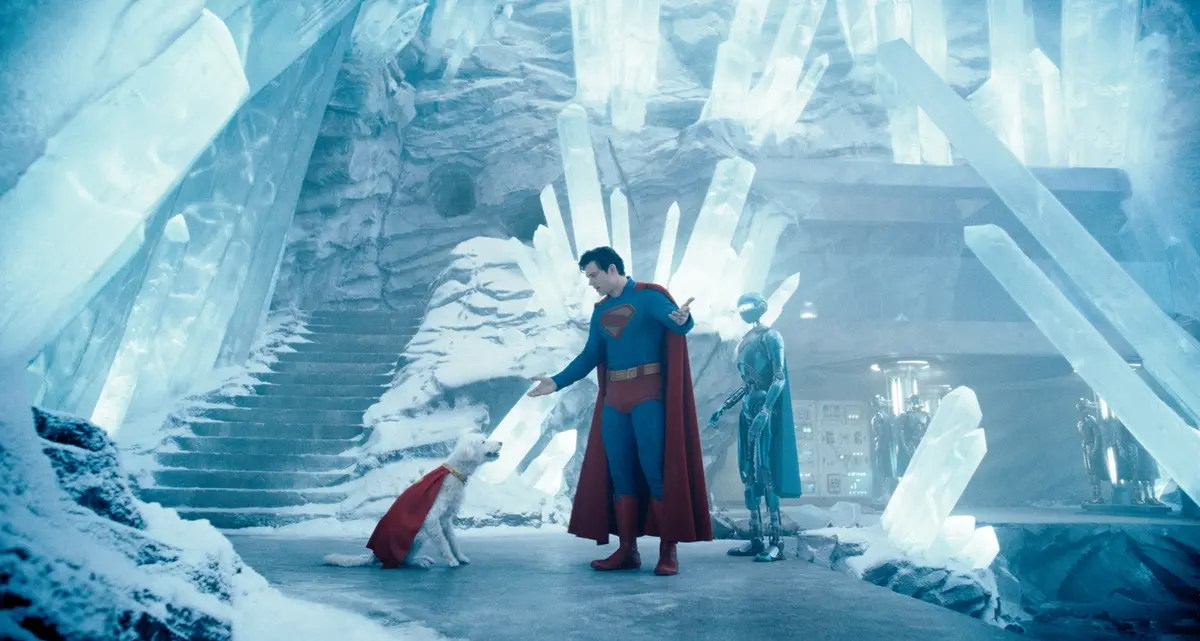 Superman, il superpotere è la farsa. James Gunn rifonda l’Uomo d’Acciaio in chiave pop-fumettistica