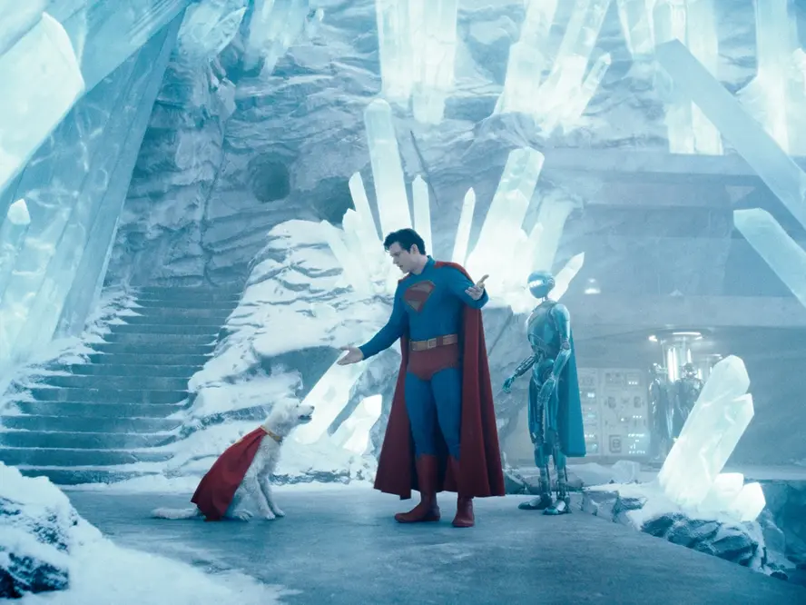 Superman, il superpotere è la farsa. James Gunn rifonda l’Uomo d’Acciaio in chiave pop-fumettistica