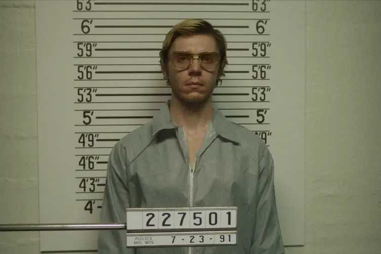 Evan Peters in Dahmer - Mostro: La storia di Jeffrey Dahmer. Cr. Courtesy Of Netflix \\u00A9 2022