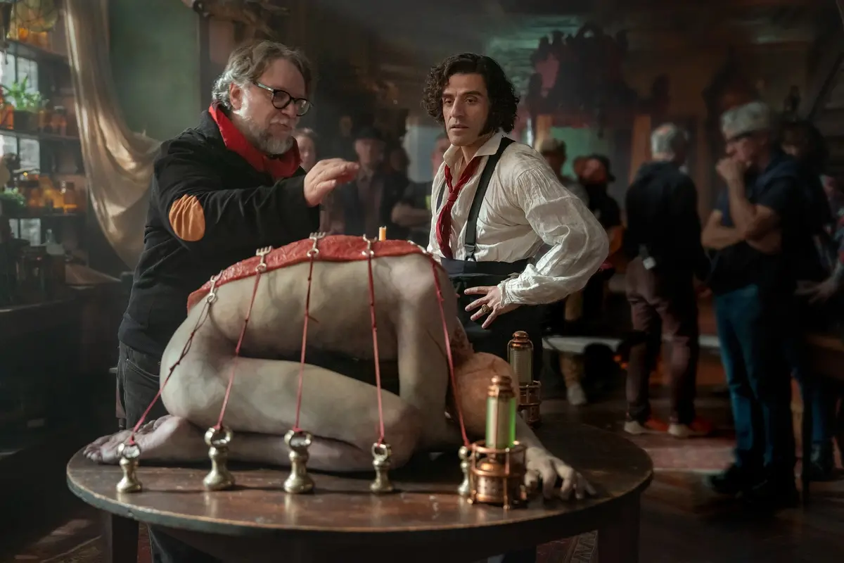 FRANKENSTEIN. - BTS - (L to R) Director Guillermo del Toro and Oscar Issac as Victor Frankenstein on the set of Frankenstein. Cr. Ken Woroner/Netflix © 2025.