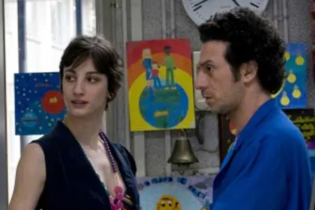 Francesca Inaudi e Ficarra in una scena del film