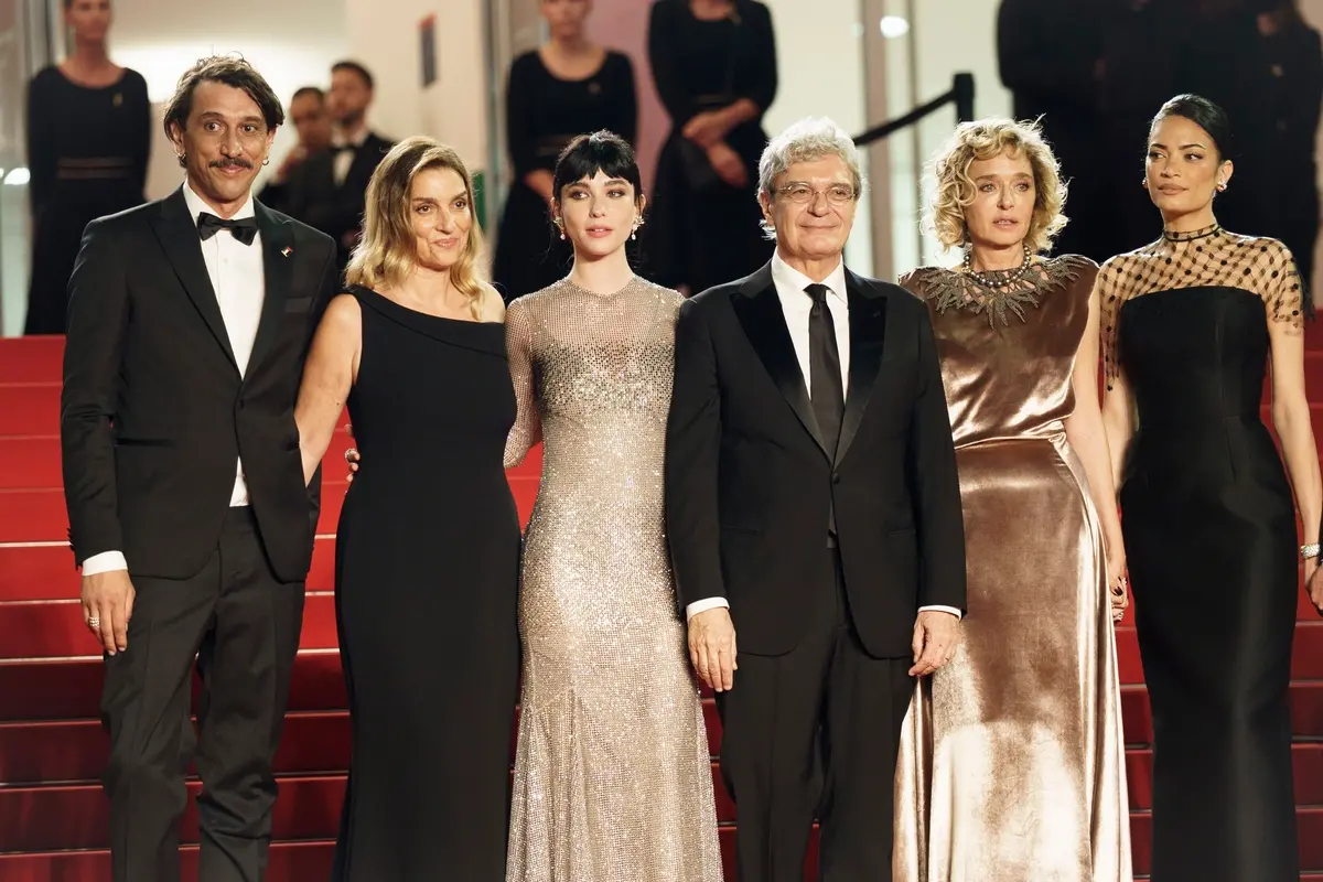 Corrado Fortuna, Ippolita di Majo, Matilda De Angelis, Mario Martone, Valeria Golino, Elodie (foto di Karen Di Paola)
