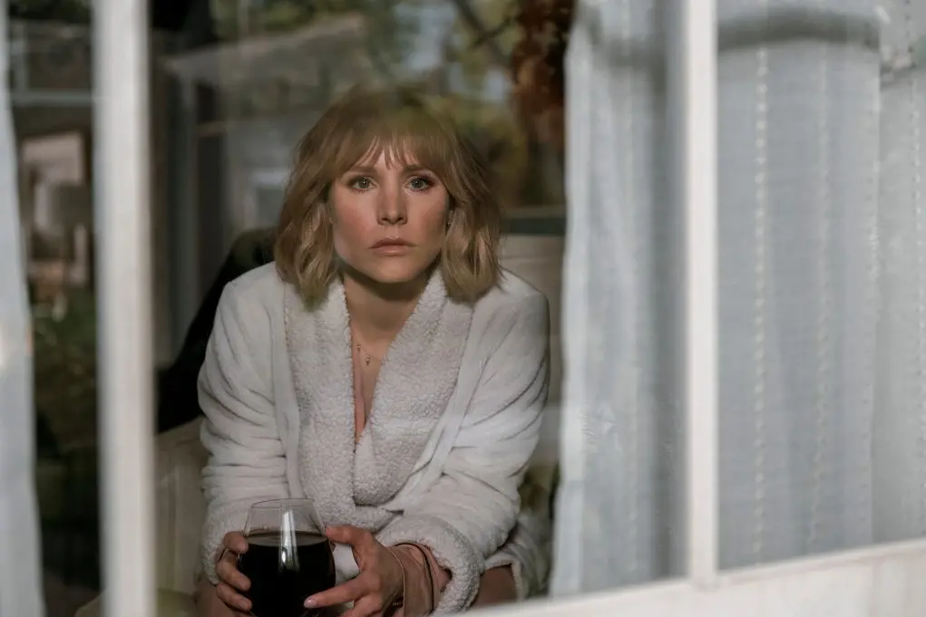 The Woman in the House Across the Street from the Girl in the Window. Kristen Bell as Anna in episode 101 of The Woman in the House Across the Street from the Girl in the Window. Cr. Colleen E. Hayes/Netflix \\u00A9 2021