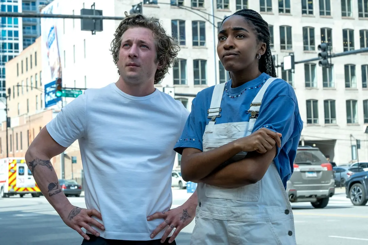 Jeremy Allen White e Ayo Edebiri in The Bear. CR: Chuck Hodes/FX.