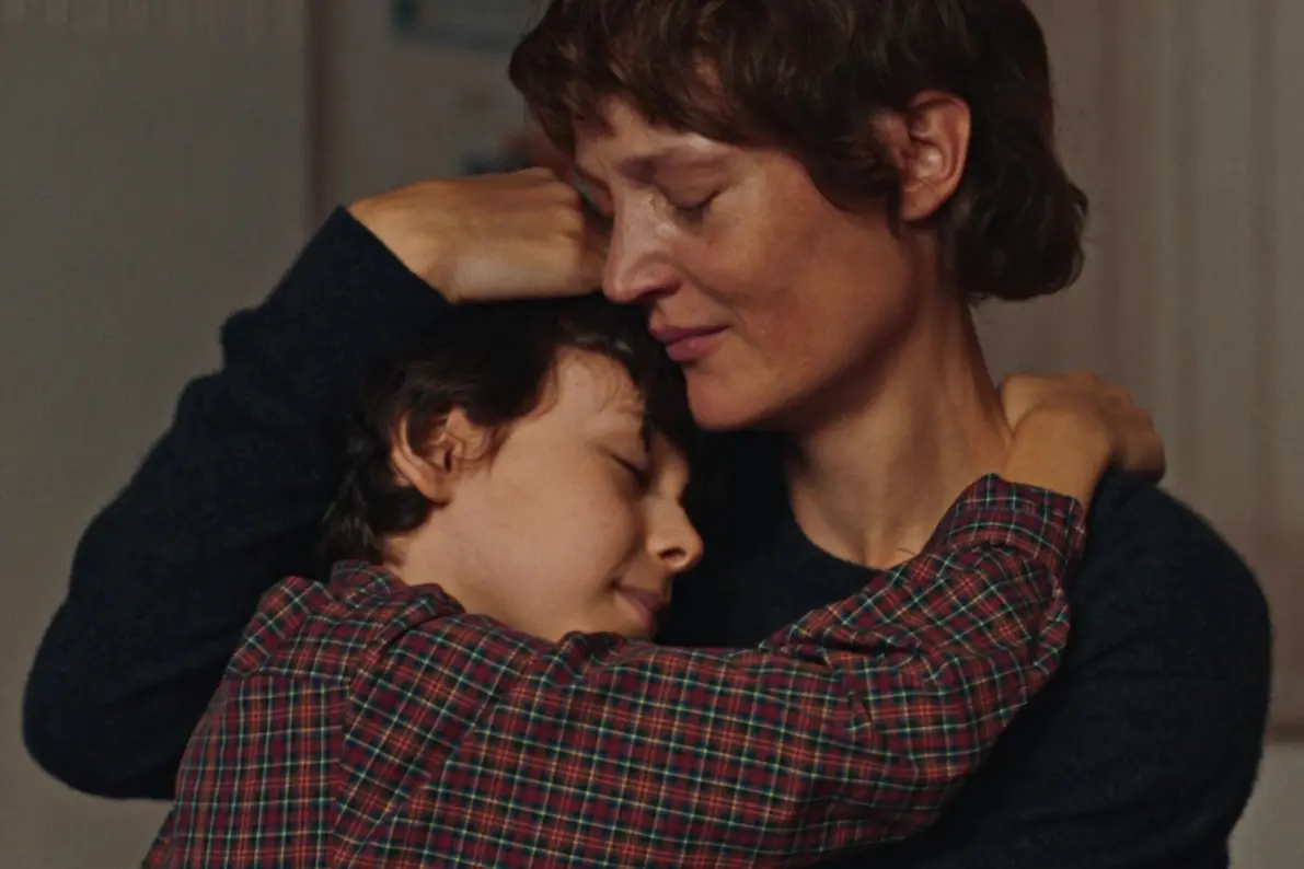 Viggo Ferreira-Redier e Vicky Krieps in Love Me Tender